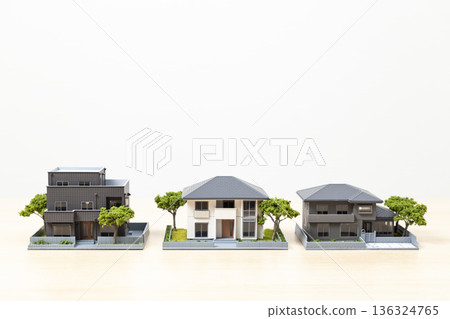 桌子上擺放著房屋模型 桌子上擺放著房屋模型 136324765