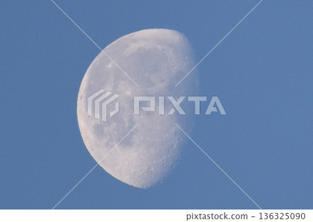 月亮漂浮在藍天 136325090