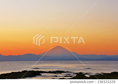 從神奈川縣立石公園眺望黃昏的富士山 136325229