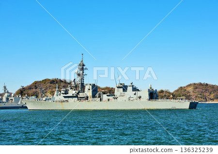 神奈川縣橫須賀市的維爾尼公園和藍天下的戰艦 136325239