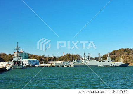 神奈川縣橫須賀市的維爾尼公園和藍天下的戰艦 神奈川縣橫須賀市的維爾尼公園和藍天下的戰艦 136325243