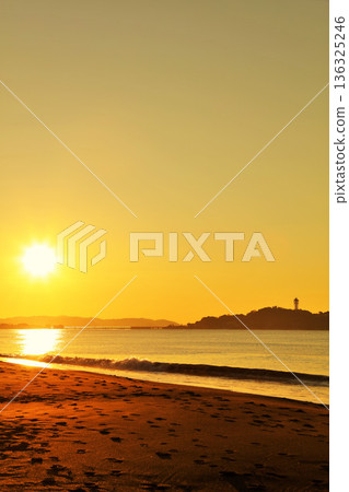 Shonan Coast, Kanagawa Prefecture, the dawn sun and Enoshima 136325246