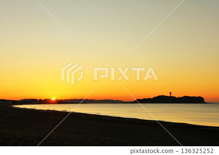 Shonan Coast, Kanagawa Prefecture, the dawn sun and Enoshima Shonan Coast, Kanagawa Prefecture, the dawn sun and Enoshima 136325252