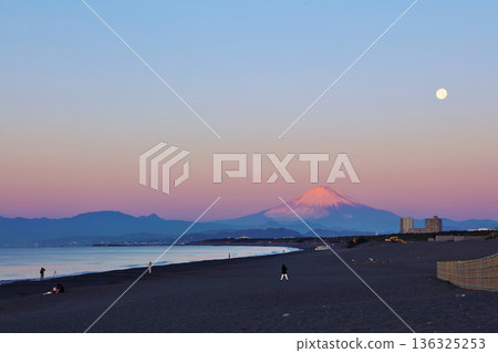 Shonan Coast at dawn and Mount Fuji at sunrise, Kanagawa Prefecture 136325253