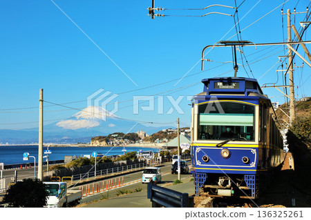 神奈川縣：藍天下的江之島電鐵和富士山 136325261