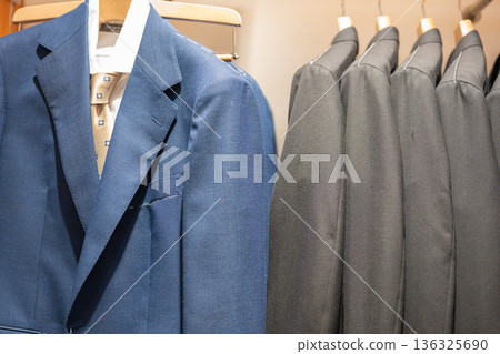 掛在衣架上的西裝 136325690
