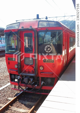 特快列車由布號(機霸185系)停靠別府站 特快列車由布號(機霸185系)停靠別府站 136327336