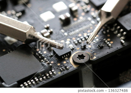 用於電腦和智慧型手機的六角形或三角形頭部的特殊螺絲 136327486