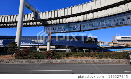 從JR總武線津賀站東出口看到的車站大樓和千葉都市單軌列車。 從JR總武線津賀站東出口看到的車站大樓和千葉都市單軌列車。 136327545