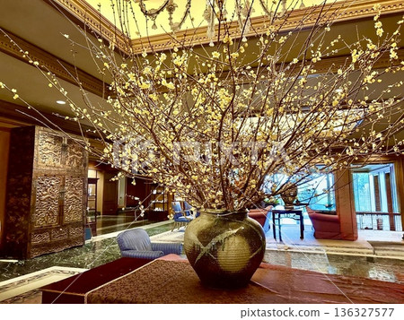 Hotel Chinzanso Tokyo: A huge wintersweet flower arrangement decorates the lobby and luxurious interior 136327577
