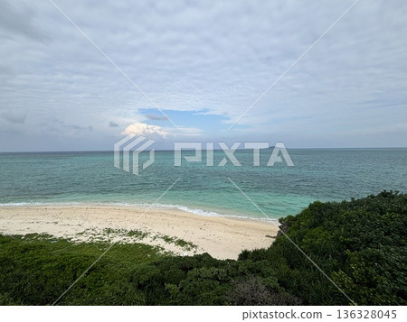 Miyakojima's beautiful sea: a spectacular view of emerald green water and white sandy beaches 136328045