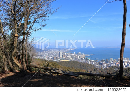 從大阪山眺望大津市景,以及白雪皚皚的蓬萊山。 從大阪山眺望大津市景,以及白雪皚皚的蓬萊山。 136328051