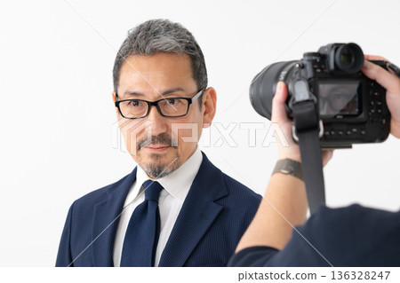 被相機拍攝的商人 136328247