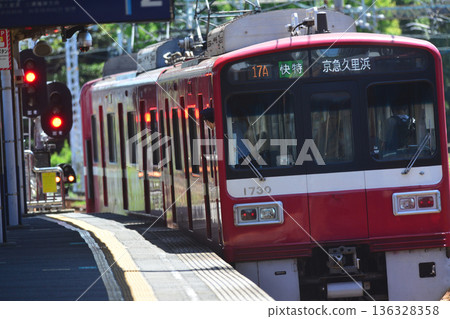 August 8, 2020, Yokohama, Kanagawa Prefecture. A familiar Keikyu Line train passes through the platform at breakneck speed. 136328358