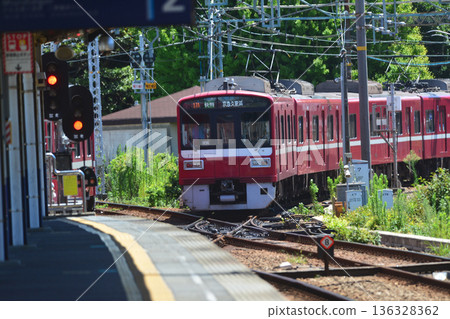 2020年8月8日，神奈川縣橫濱市。一列熟悉的京急線列車以驚人的速度駛過月台。 136328362