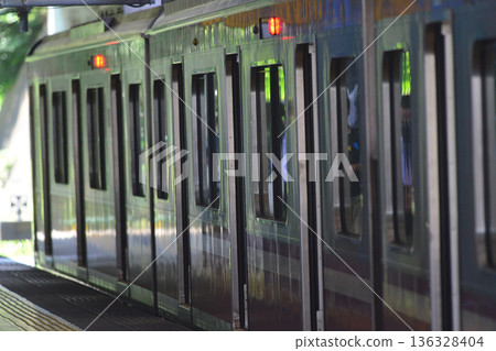 2020年8月8日，神奈川縣橫濱市。一列熟悉的京急線列車以驚人的速度駛過月台。 136328404