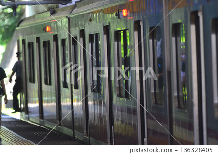 2020年8月8日，神奈川縣橫濱市。一列熟悉的京急線列車以驚人的速度駛過月台。 136328405