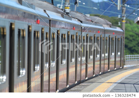 2020年8月8日，神奈川縣橫濱市。一列熟悉的京急線列車以驚人的速度駛過月台。 136328474
