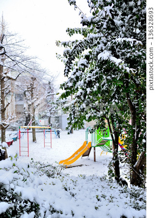 A quiet, upscale residential area with a light snowfall around Yoyogi-Uehara Station in Shibuya Ward, Tokyo 136328693