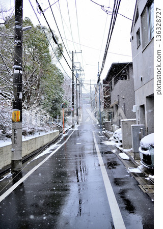 東京澀谷區代代木上原站附近,一片寧靜的高級住宅區,飄著小雪。 東京澀谷區代代木上原站附近,一片寧靜的高級住宅區,飄著小雪。 136328727