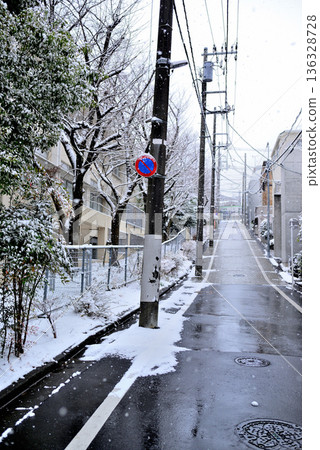 東京澀谷區代代木上原站附近，一片寧靜的高級住宅區，飄著小雪。 136328728
