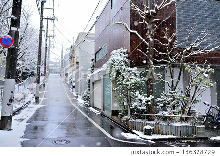 東京澀谷區代代木上原站附近,一片寧靜的高級住宅區,飄著小雪。 東京澀谷區代代木上原站附近,一片寧靜的高級住宅區,飄著小雪。 136328729