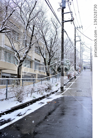 東京澀谷區代代木上原站附近,一片寧靜的高級住宅區,飄著小雪。 東京澀谷區代代木上原站附近,一片寧靜的高級住宅區,飄著小雪。 136328730