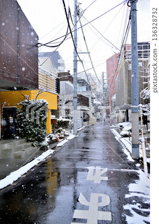 東京澀谷區代代木上原站附近，一片寧靜的高級住宅區，飄著小雪。 136328732