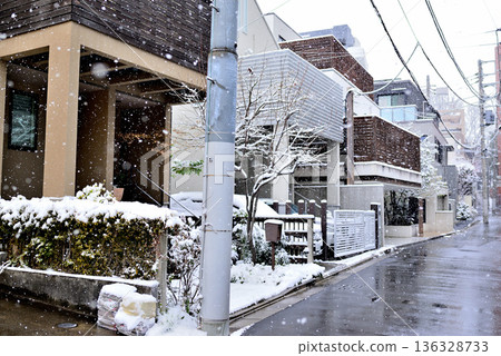 東京澀谷區代代木上原站附近,一片寧靜的高級住宅區,飄著小雪。 東京澀谷區代代木上原站附近,一片寧靜的高級住宅區,飄著小雪。 136328733