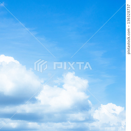 簡單的藍天白雲風景,留有文字空間 簡單的藍天白雲風景,留有文字空間 136328737