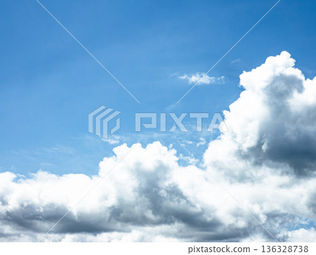 簡單的藍天白雲風景,留有文字空間 簡單的藍天白雲風景,留有文字空間 136328738