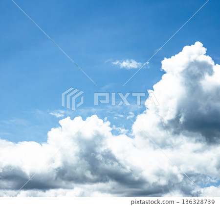簡單的藍天白雲風景,留有文字空間 簡單的藍天白雲風景,留有文字空間 136328739