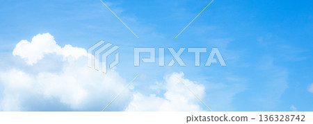 簡單的藍天白雲風景,留有文字空間 簡單的藍天白雲風景,留有文字空間 136328742
