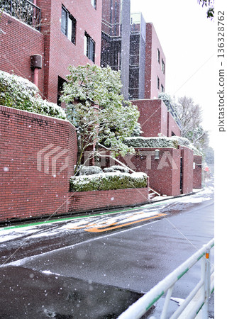 東京澀谷區代代木上原站附近,一片寧靜的高級住宅區,飄著小雪。 東京澀谷區代代木上原站附近,一片寧靜的高級住宅區,飄著小雪。 136328762