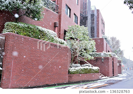 東京澀谷區代代木上原站附近,一片寧靜的高級住宅區,飄著小雪。 東京澀谷區代代木上原站附近,一片寧靜的高級住宅區,飄著小雪。 136328763
