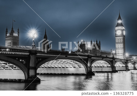 倫敦：夜幕下的泰晤士河和威斯敏斯特宮，黑白照片 136328775