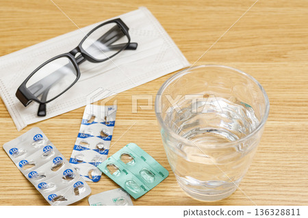花粉症 | 眼鏡、口罩、水、藥品包裝 花粉症 | 眼鏡、口罩、水、藥品包裝 136328811