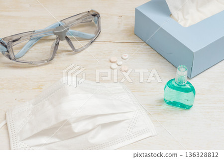 花粉症 | 口罩、眼鏡、藥品、紙巾 136328812
