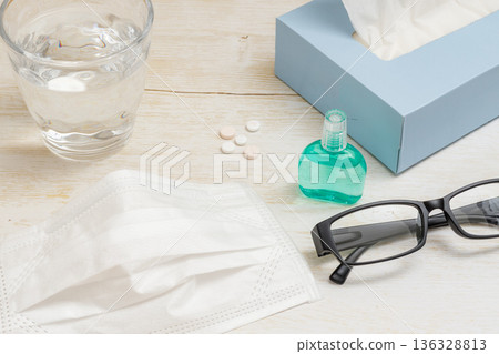花粉症 | 口罩、眼鏡、藥品、紙巾 136328813