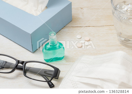 花粉症 | 口罩、眼鏡、藥品、紙巾 花粉症 | 口罩、眼鏡、藥品、紙巾 136328814