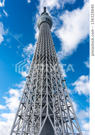 位於東京墨田區押上雄偉的東京晴空塔 位於東京墨田區押上雄偉的東京晴空塔 136328840