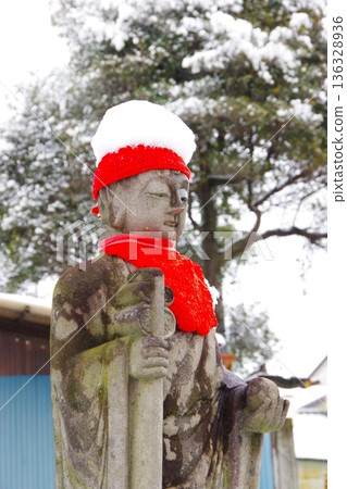 地藏菩薩像被雪覆蓋 地藏菩薩像被雪覆蓋 136328936