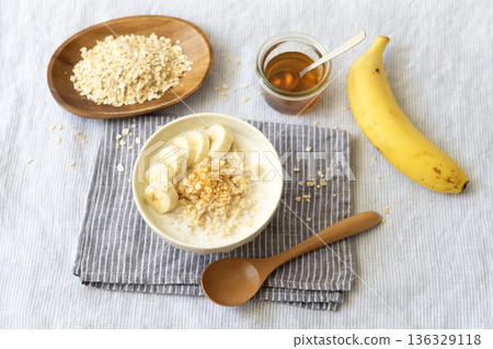 燕麥牛奶粥配香蕉和蜂蜜 136329118