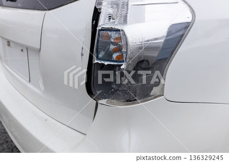 汽車尾燈壞了 136329245