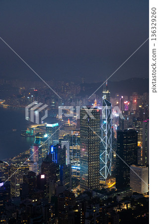 從香港太平山頂的夜景 從香港太平山頂的夜景 136329260