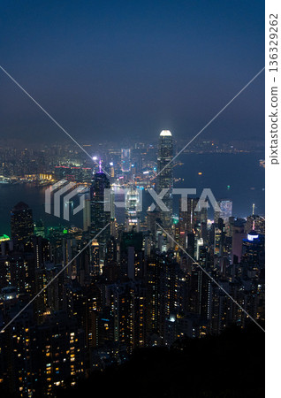 從香港太平山頂的夜景 136329262