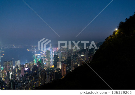 從香港太平山頂的夜景 136329265