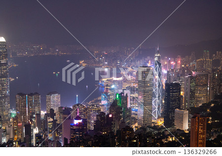 從香港太平山頂的夜景 136329266
