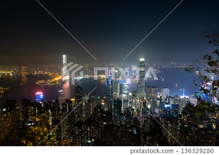 從香港太平山頂的夜景 從香港太平山頂的夜景 136329280