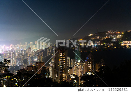 從香港太平山頂的夜景 136329281